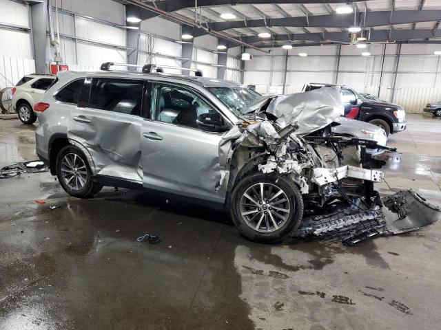 5TDJZRFH9KS715886 - 2019 TOYOTA HIGHLANDER SE SILVER photo 4