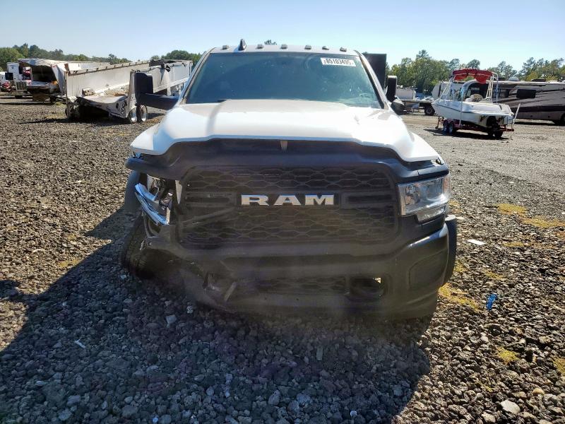 3C7WRNBL7NG255688 - 2022 RAM 5500 白色 照片 5