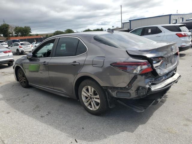 4T1T11AK8NU683108 - 2022 TOYOTA CAMRY SE GRAY photo 2