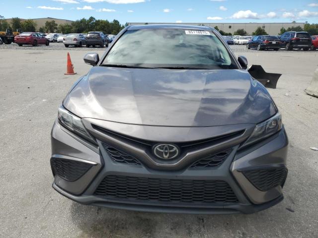 4T1T11AK8NU683108 - 2022 TOYOTA CAMRY SE GRAY photo 5