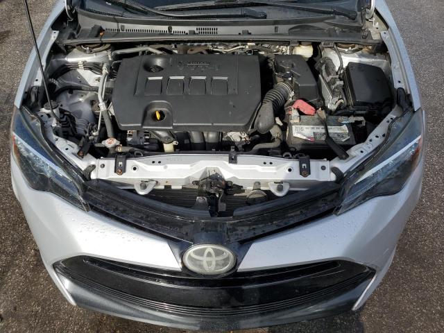 2T1BURHE9JC121988 - 2018 TOYOTA COROLLA L SILVER photo 11