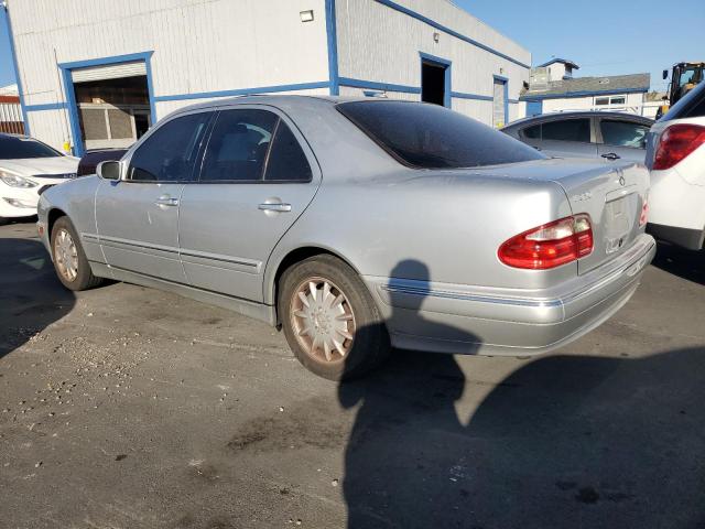 WDBJF65J61B331810 - 2001 MERCEDES-BENZ E 320 SILVER photo 2