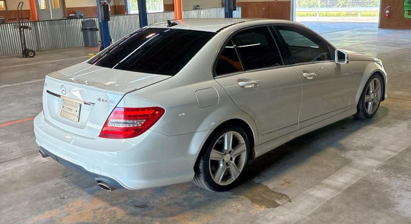 WDDGF8BB4CR228292 - 2012 MERCEDES-BENZ C 300 4MATIC WHITE photo 4