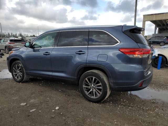 5TDKZRFH1KS309170 - 2019 TOYOTA HIGHLANDER SE BLUE photo 2