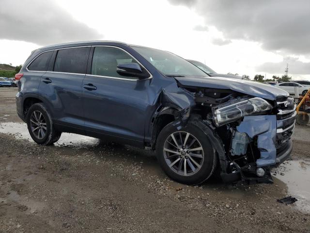 5TDKZRFH1KS309170 - 2019 TOYOTA HIGHLANDER SE BLUE photo 4