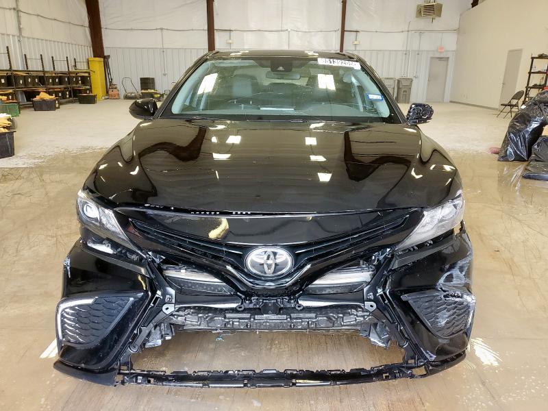 4T1G11AK9NU653388 - 2022 TOYOTA CAMRY SE 黑色 照片 5