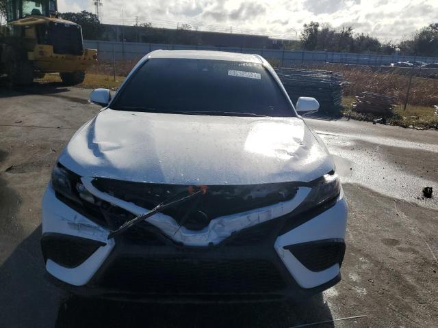 4T1G11AK2PU722392 - 2023 TOYOTA CAMRY SE NIGHT SHADE WHITE photo 5