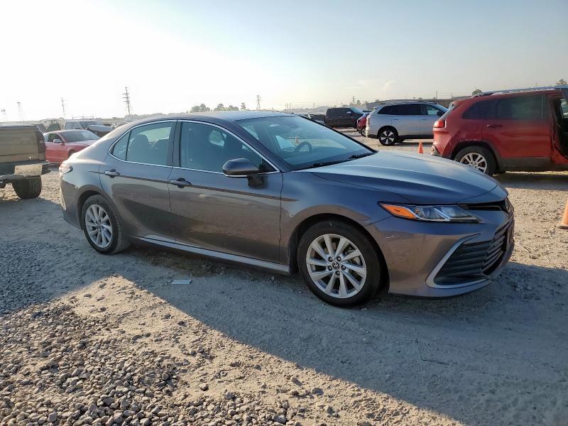 4T1R11AK1PU092891 - 2023 TOYT CAMRY LE GRAY photo 4