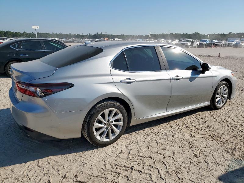 4T1R11AK1MU610980 - 2021 TOYT CAMRY LE SILVER photo 3