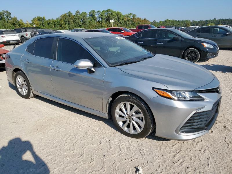 4T1R11AK1MU610980 - 2021 TOYT CAMRY LE SILVER photo 4