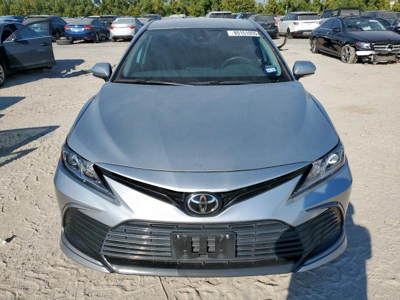 4T1R11AK1MU610980 - 2021 TOYT CAMRY LE SILVER photo 5