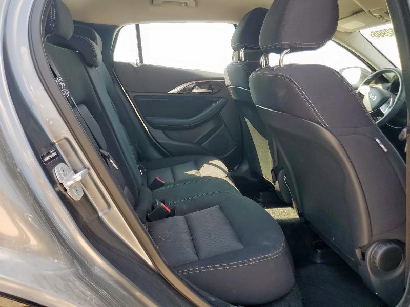 SJKCH5CP5JA056049 - 2018 INFINITI QX30 BASE 银色 照片 11