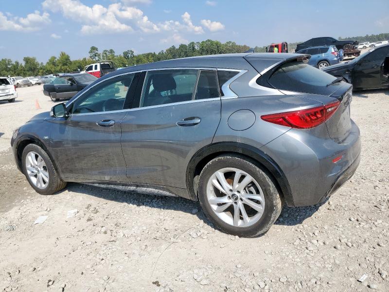 SJKCH5CP5JA056049 - 2018 INFINITI QX30 BASE 银色 照片 2