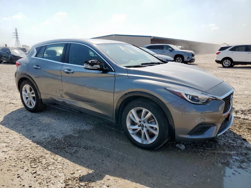 SJKCH5CP5JA056049 - 2018 INFINITI QX30 BASE 银色 照片 4