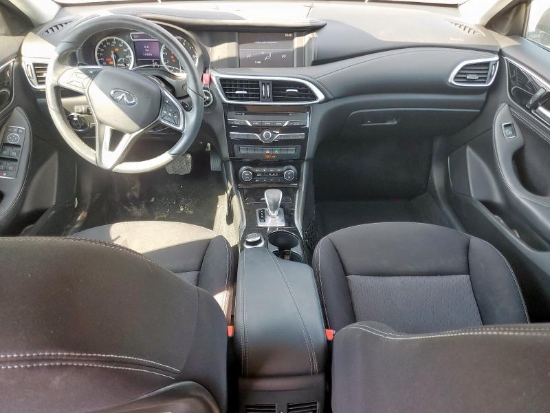 SJKCH5CP5JA056049 - 2018 INFINITI QX30 BASE 银色 照片 8