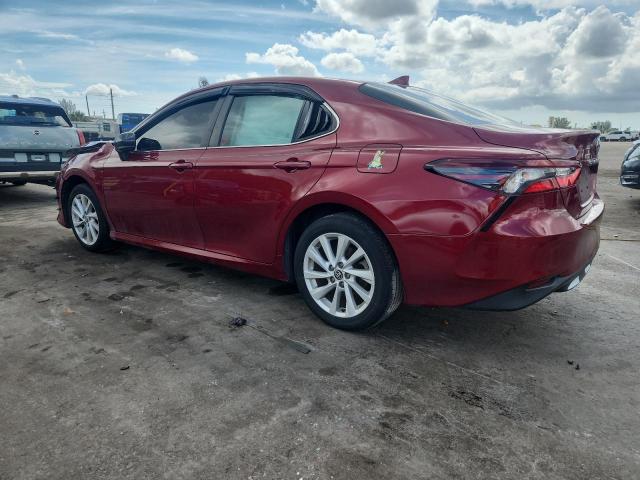 4T1C11AKXMU600132 - 2021 TOYOTA CAMRY LE MAROON photo 2