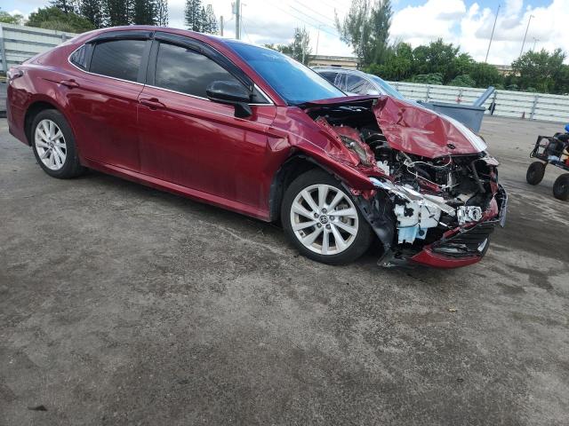 4T1C11AKXMU600132 - 2021 TOYOTA CAMRY LE MAROON photo 4