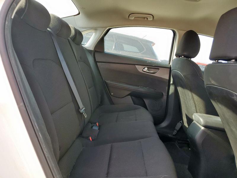 3KPF24AD0ME363280 - 2021 KIA FORTE FE თეთრი ფოტო 10