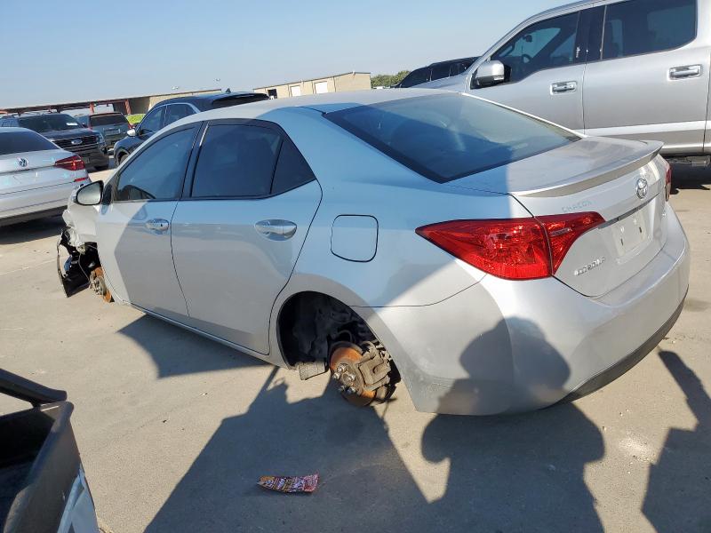 5YFBURHE5JP807610 - 2018 TOYOTA COROLLA L SILVER photo 2