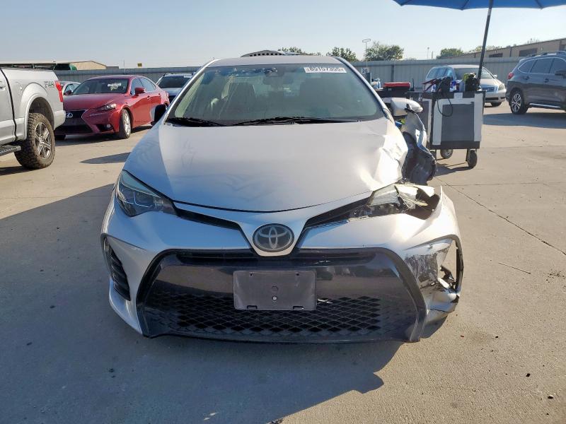 5YFBURHE5JP807610 - 2018 TOYOTA COROLLA L SILVER photo 5