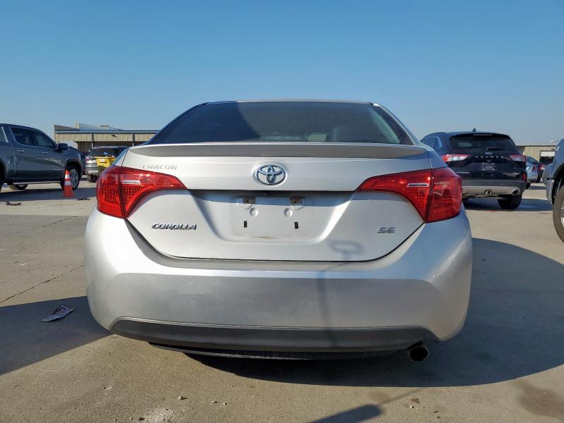 5YFBURHE5JP807610 - 2018 TOYOTA COROLLA L SILVER photo 6