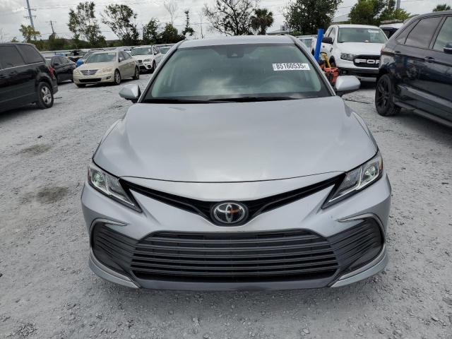 4T1C11AK2PU830283 - 2023 TOYOTA CAMRY LE 银色 照片 5