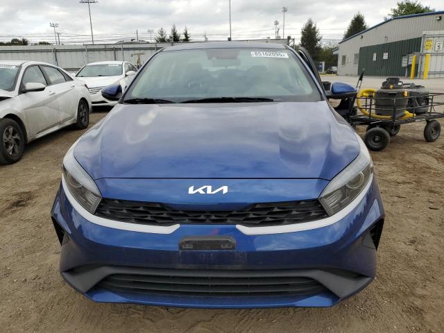 3KPF24AD9NE430945 - 2022 KIA FORTE FE BLUE photo 5