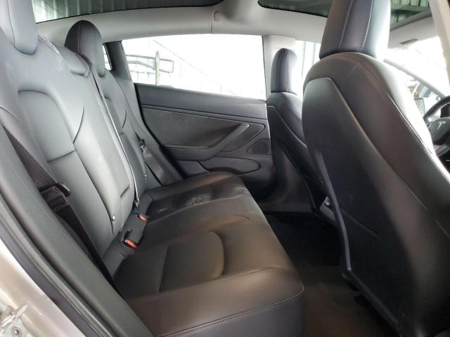 5YJ3E1EA4JF043975 - 2018 TESLA MODEL 3 ვერცხლისფერი ფოტო 10