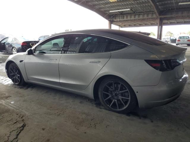 5YJ3E1EA4JF043975 - 2018 TESLA MODEL 3 ვერცხლისფერი ფოტო 2