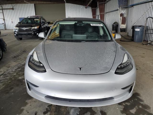 5YJ3E1EA4JF043975 - 2018 TESLA MODEL 3 ვერცხლისფერი ფოტო 5
