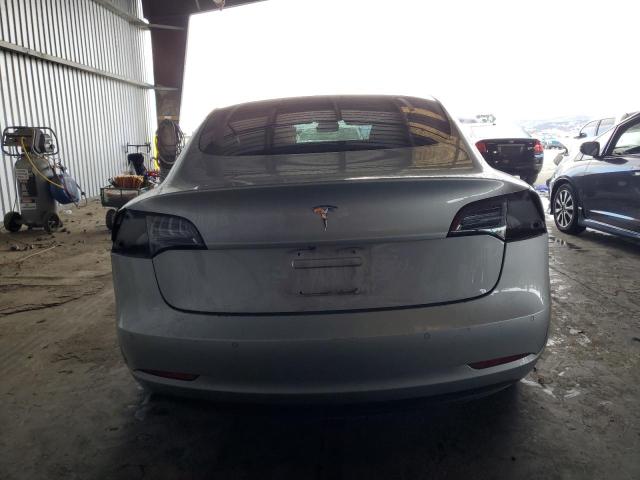 5YJ3E1EA4JF043975 - 2018 TESLA MODEL 3 ვერცხლისფერი ფოტო 6