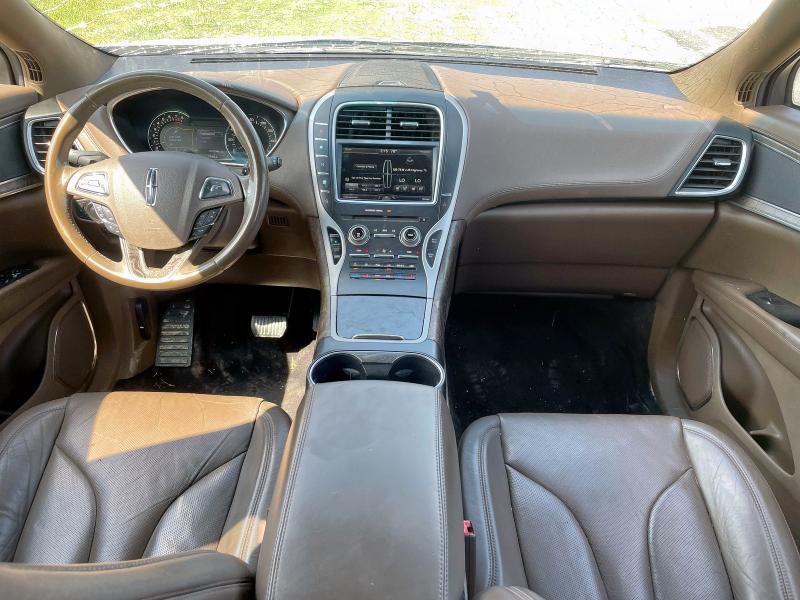 2LMTJ8LP2GBL31379 - 2016 LINCOLN MKX RESERVE Կրեմագույն լուսանկար 9