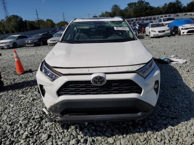 2T3W1RFV0KW050815 - 2019 TOYOTA RAV4 XLE WHITE photo 5