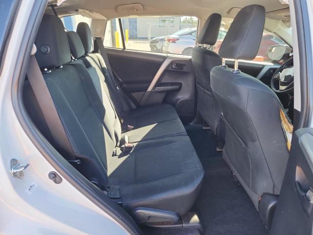 2T3ZFREV5JW462632 - 2018 TOYOTA RAV4 LE أبيض صورة 11