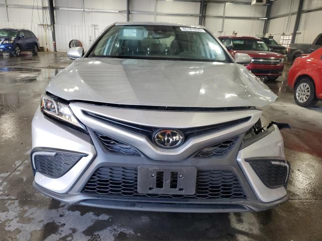 4T1G11BK7PU101714 - 2023 TOYOTA CAMRY SE NIGHT SHADE SILVER photo 5