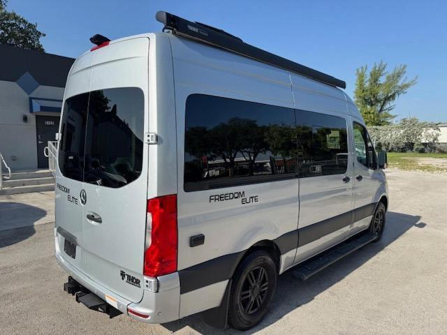 W1X4EBHY0NP484324 - 2022 MERCEDES-BENZ SPRINTER 2500 SILVER photo 3