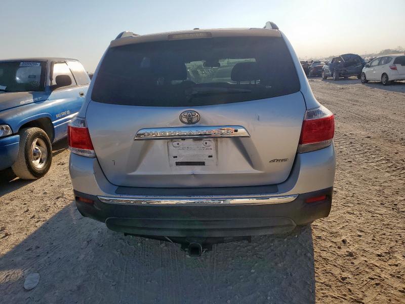 5TDBK3EH0BS063876 - 2011 TOYOTA HIGHLANDER BASE فضي صورة 6