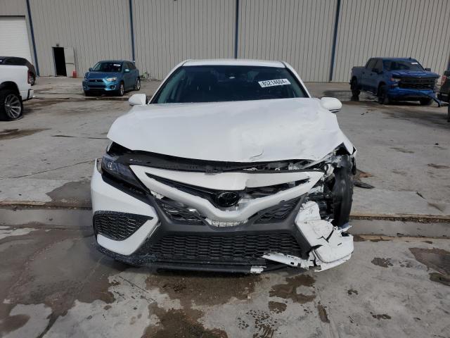 4T1T11AK4RU850490 - 2024 TOYOTA CAMRY SE NIGHT SHADE WHITE photo 5