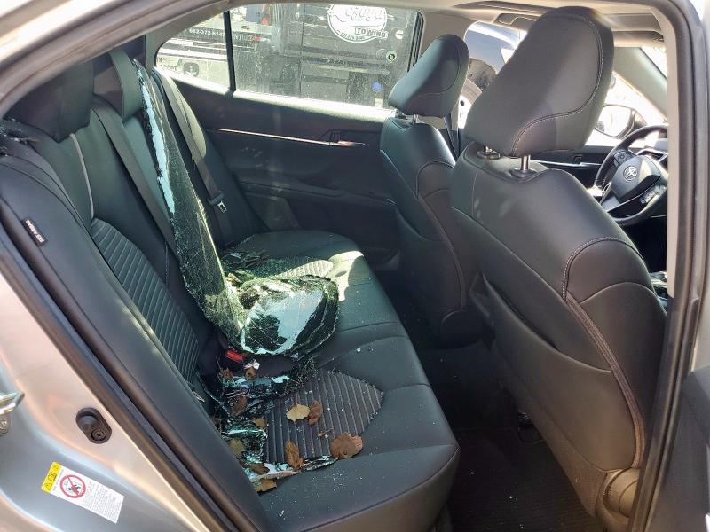 4T1B11HK4JU628943 - 2018 TOYOTA CAMRY L SILVER photo 10