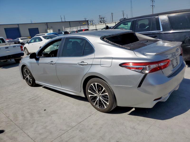 4T1B11HK4JU628943 - 2018 TOYOTA CAMRY L SILVER photo 2