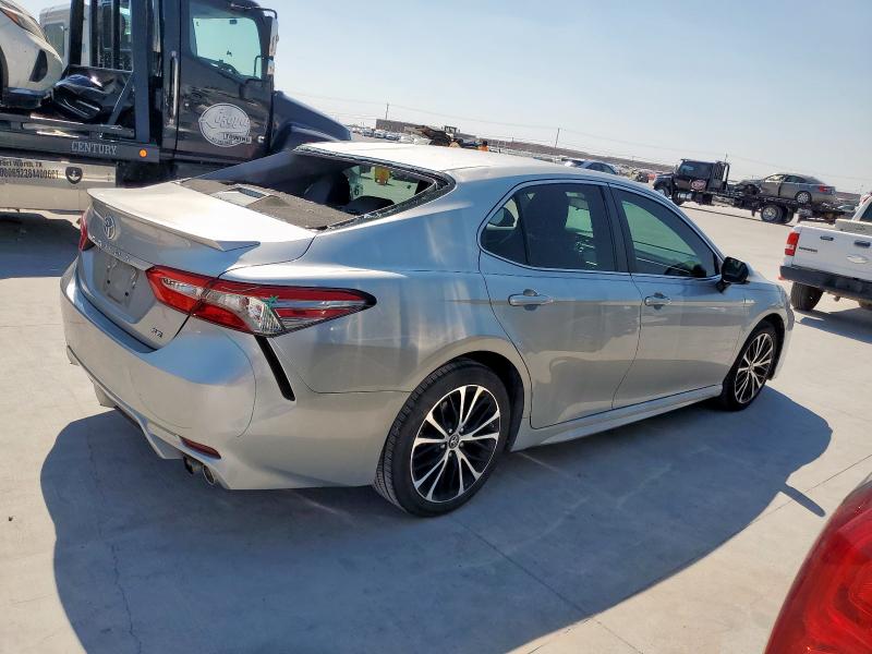 4T1B11HK4JU628943 - 2018 TOYOTA CAMRY L SILVER photo 3
