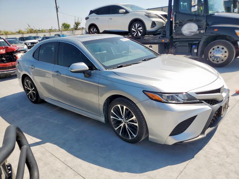 4T1B11HK4JU628943 - 2018 TOYOTA CAMRY L SILVER photo 4
