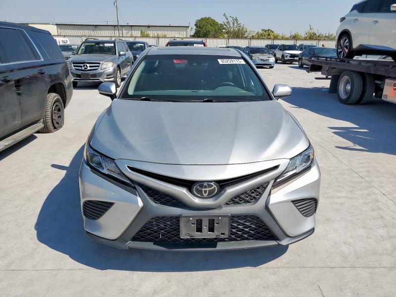 4T1B11HK4JU628943 - 2018 TOYOTA CAMRY L SILVER photo 5