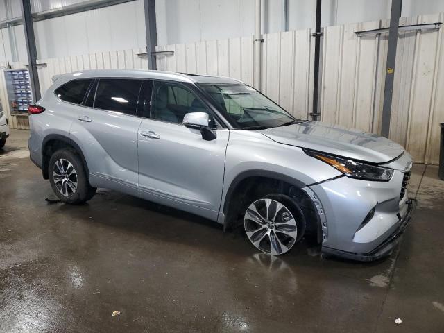 5TDGZRBH1NS588443 - 2022 TOYOTA HIGHLANDER XLE Сріблястий фото 4