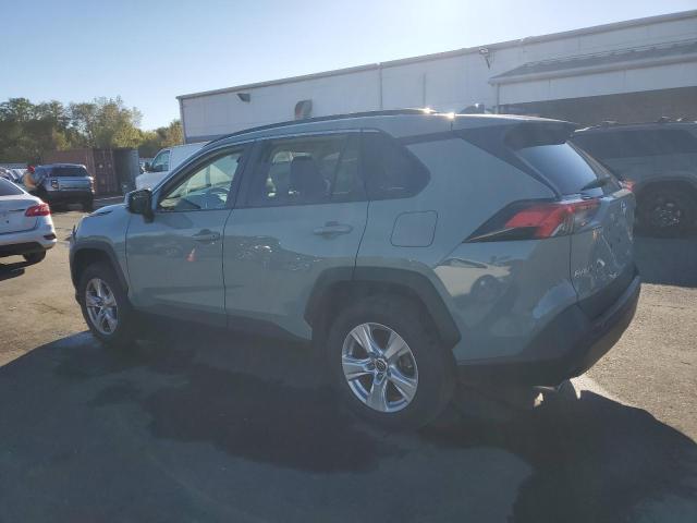 2T3P1RFVXMW212439 - 2021 TOYOTA RAV4 XLE GRAY photo 2