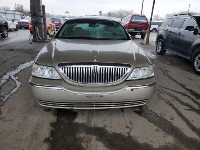 1LNHM81WX4Y688522 - 2004 LINCOLN TOWN CAR EXECUTIVE Silber Foto 5