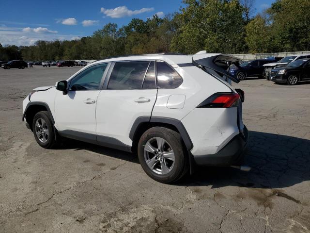 2T3P1RFV5NC262846 - 2022 TOYOTA RAV4 XLE WHITE photo 2
