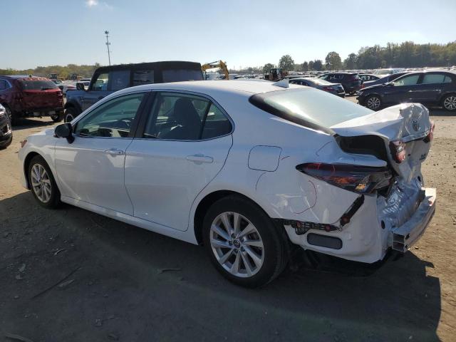 4T1C11BK8NU068511 - 2022 TOYOTA CAMRY LE WHITE photo 2