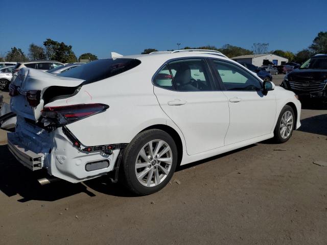 4T1C11BK8NU068511 - 2022 TOYOTA CAMRY LE WHITE photo 3