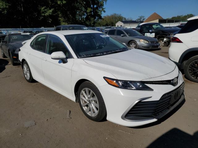 4T1C11BK8NU068511 - 2022 TOYOTA CAMRY LE WHITE photo 4